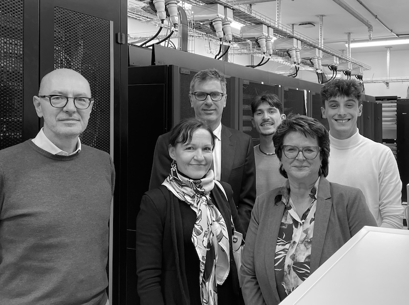 Equipo Human Technology eXcellence en el datacenter Bic incubatori FVg con funcionarios